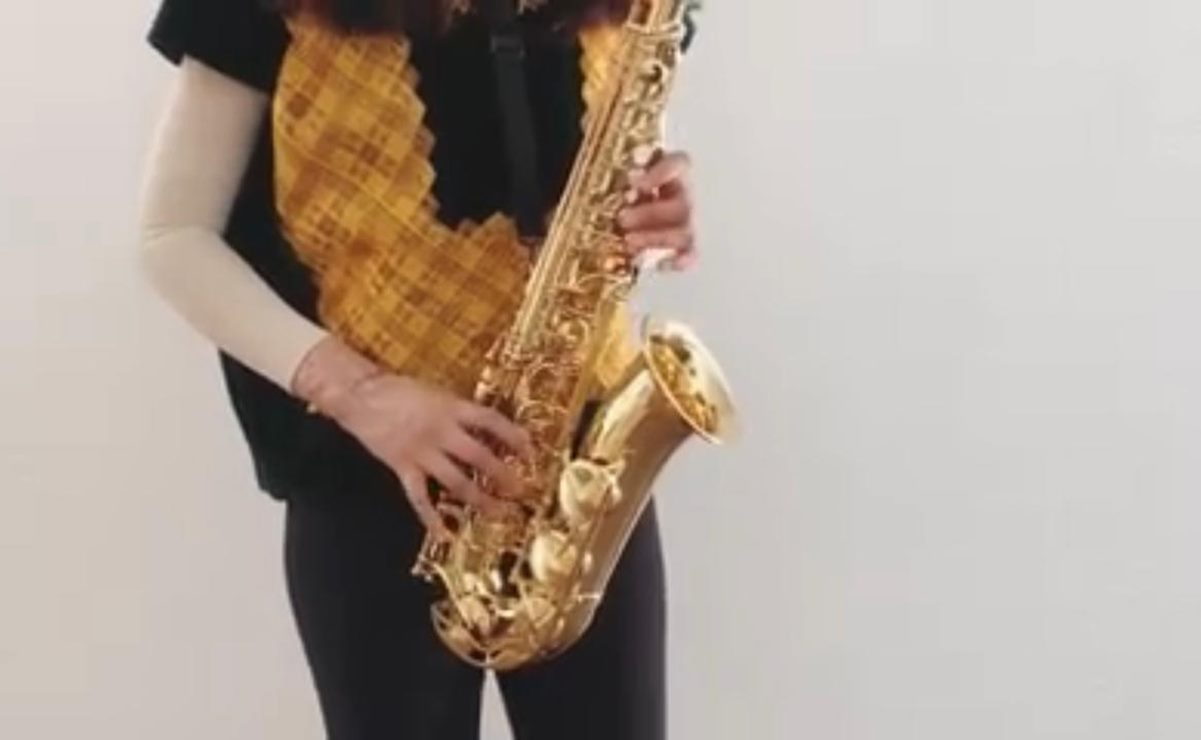 Interpretando “Mujer Oaxaqueña” en su saxofón, Malena Ríos exige justicia a un año de su ataque
