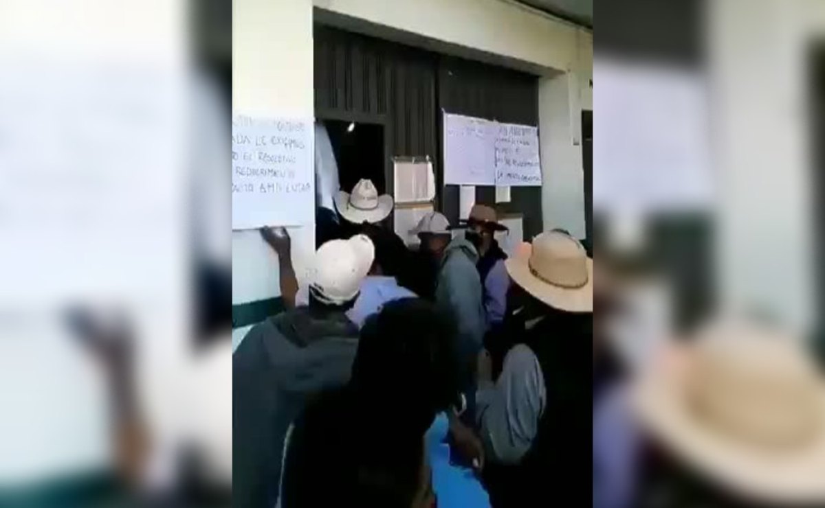 Protestan en Semarnat Oaxaca para exigir documento que autoriza obras públicas en dos comunidades