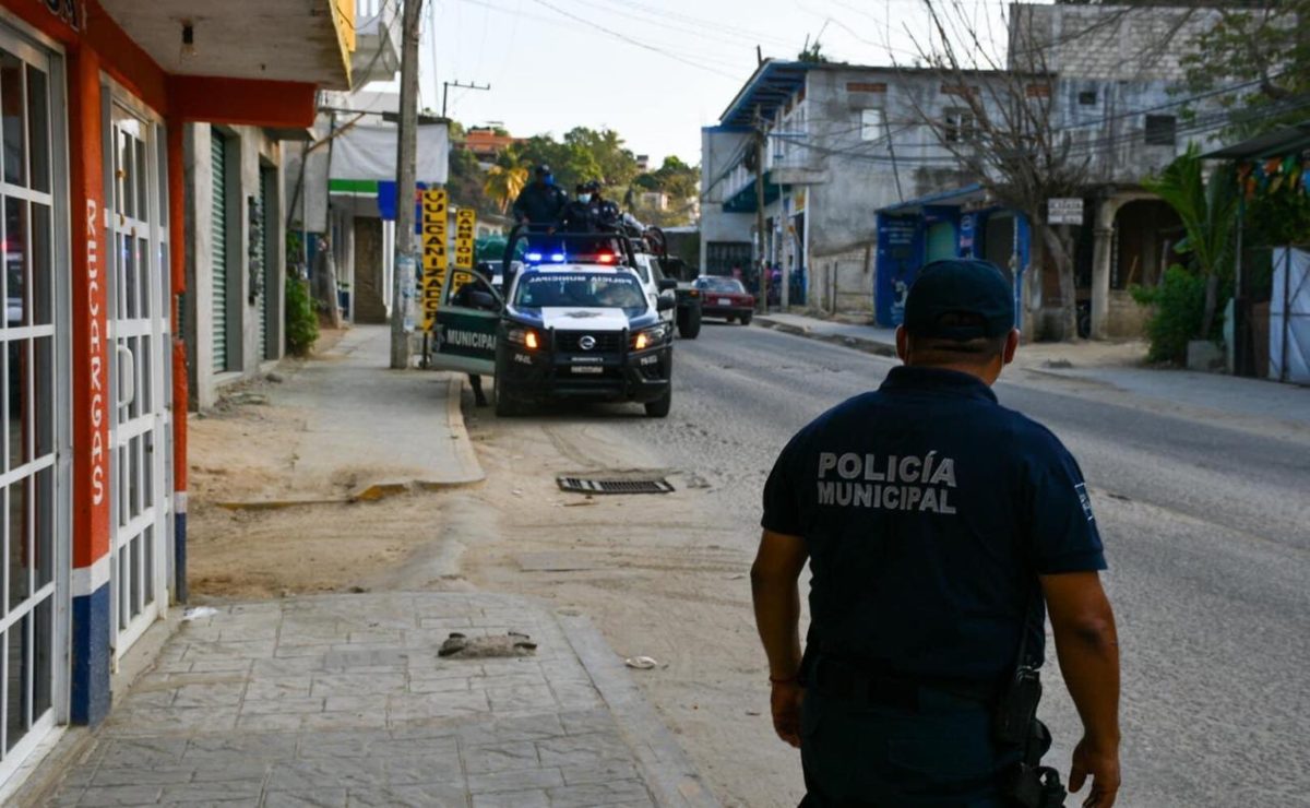 Destituyen a 4 policías de Pochutla, en la Costa de Oaxaca, por agredir a pareja que no usaba cubrebocas 