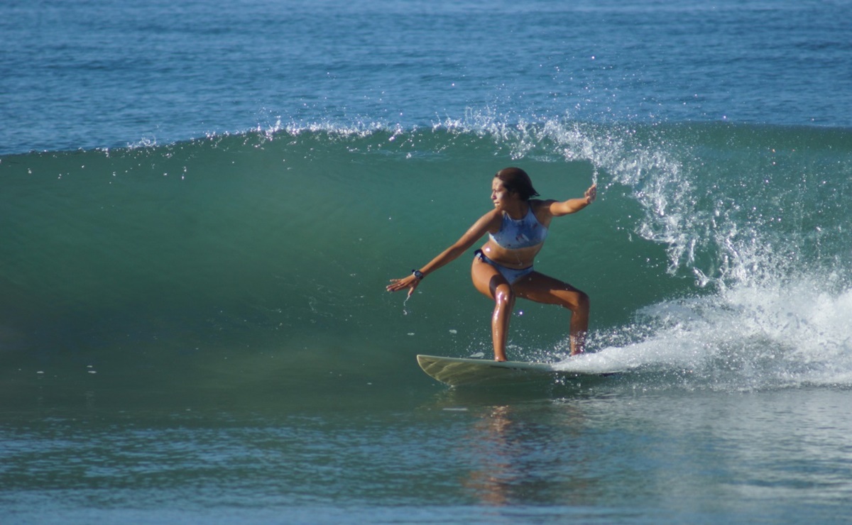 Domadoras de olas: niñas de Oaxaca se abren camino en el surf, pese a exclusión en el deporte