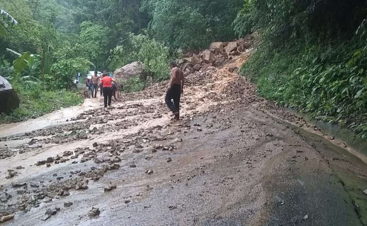 Intensas lluvias dejan daños en al menos tres carreteras de Oaxaca 