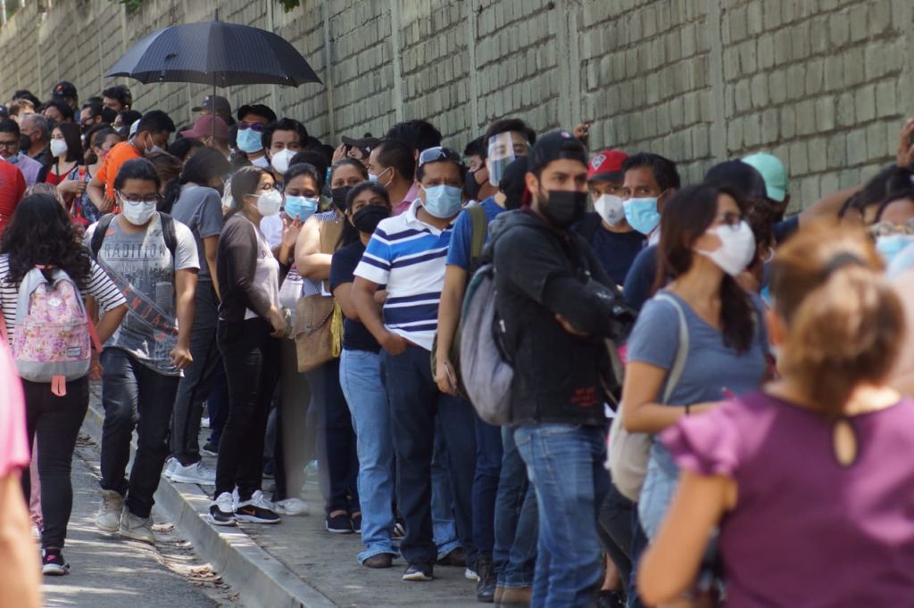Sin anuncio previo, Ejército aplica vacuna a mayores de 18 años en Oaxaca; miles se quedan esperando