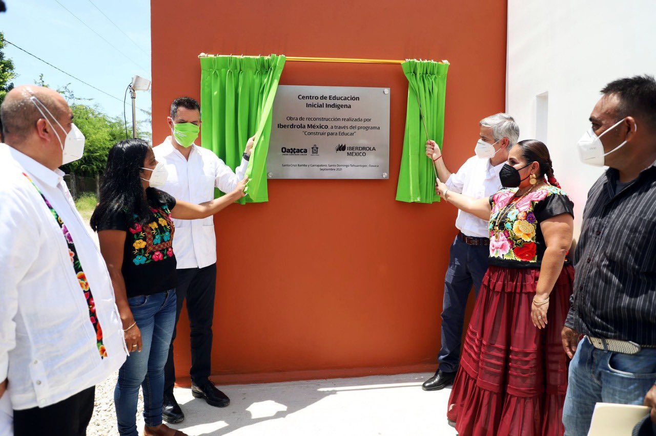 Inaugura Murat 3 escuelas reconstruidas con IP a 4 años de sismos en Oaxaca; trabajan en 50