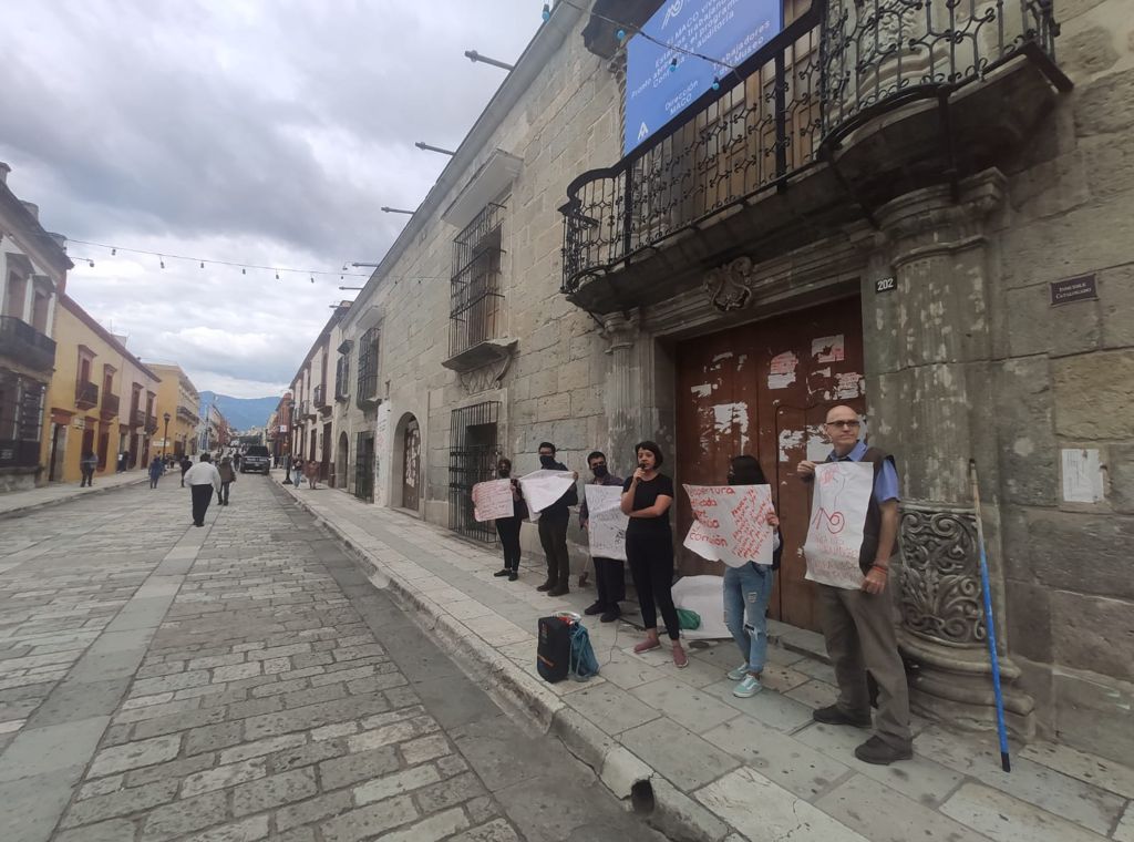 Protestan empleados del Museo de Arte Contemporáneo de Oaxaca a 5 meses del desalojo y cierre del recinto