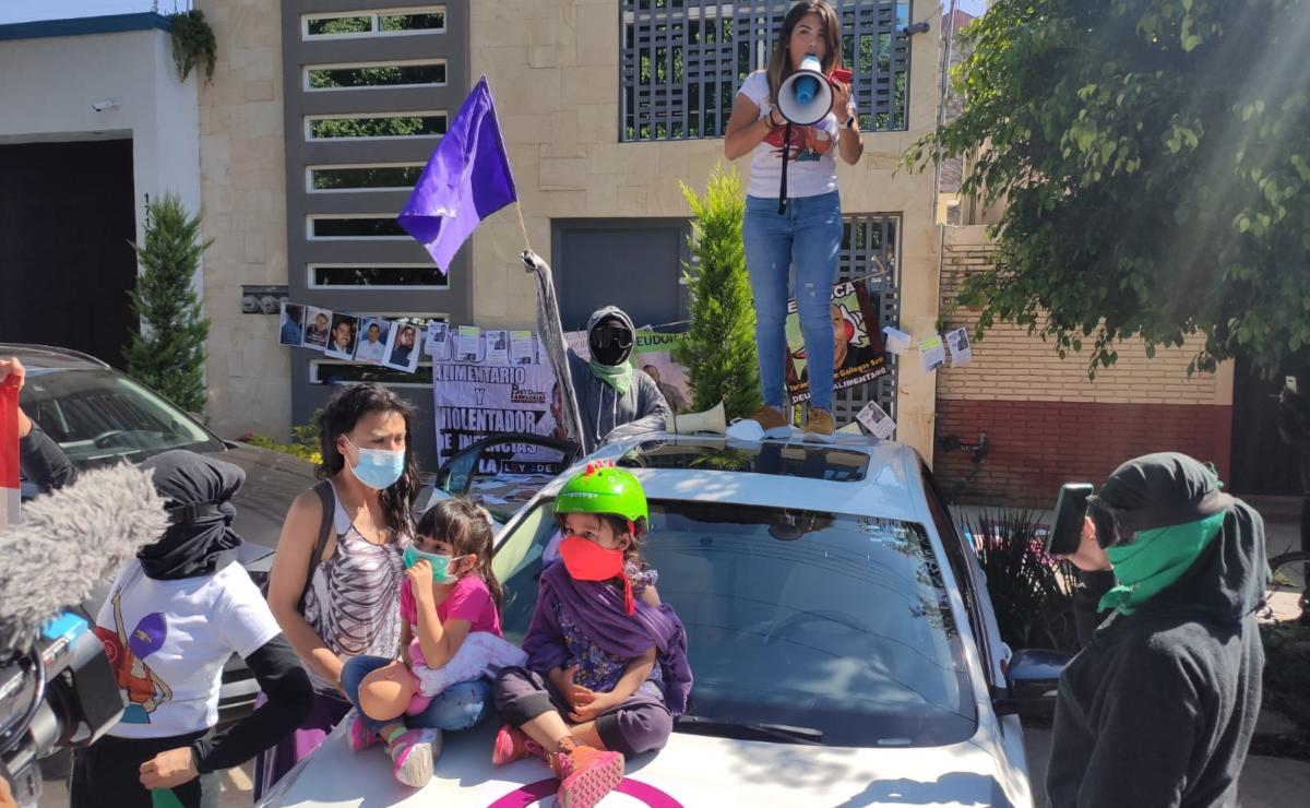 Va “Patrulla Feminista” por deudores alimentarios en Oaxaca; embarran heces en centros laborales
