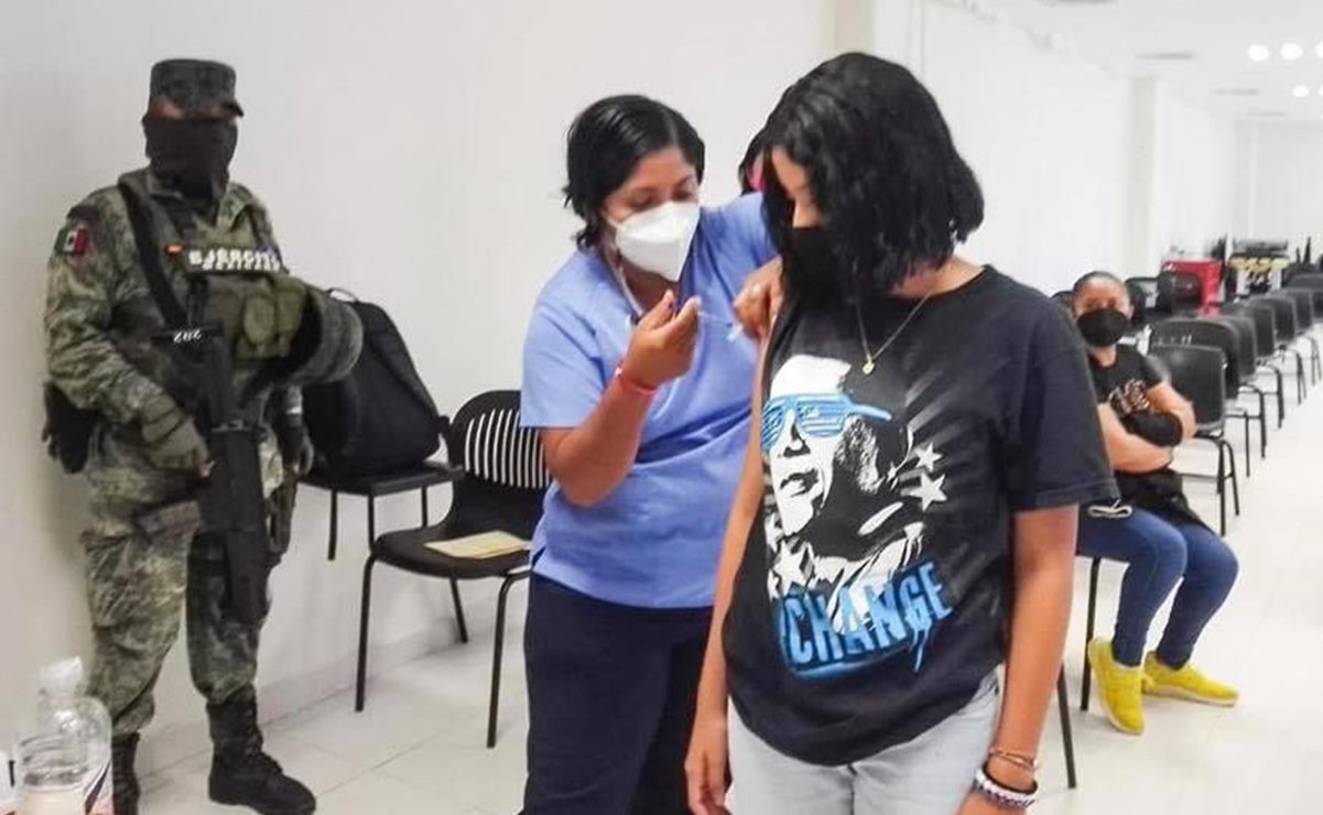 Inicia en Oaxaca vacunación antiCovid de menores de edad con comorbilidades; Yuliana fue la primera