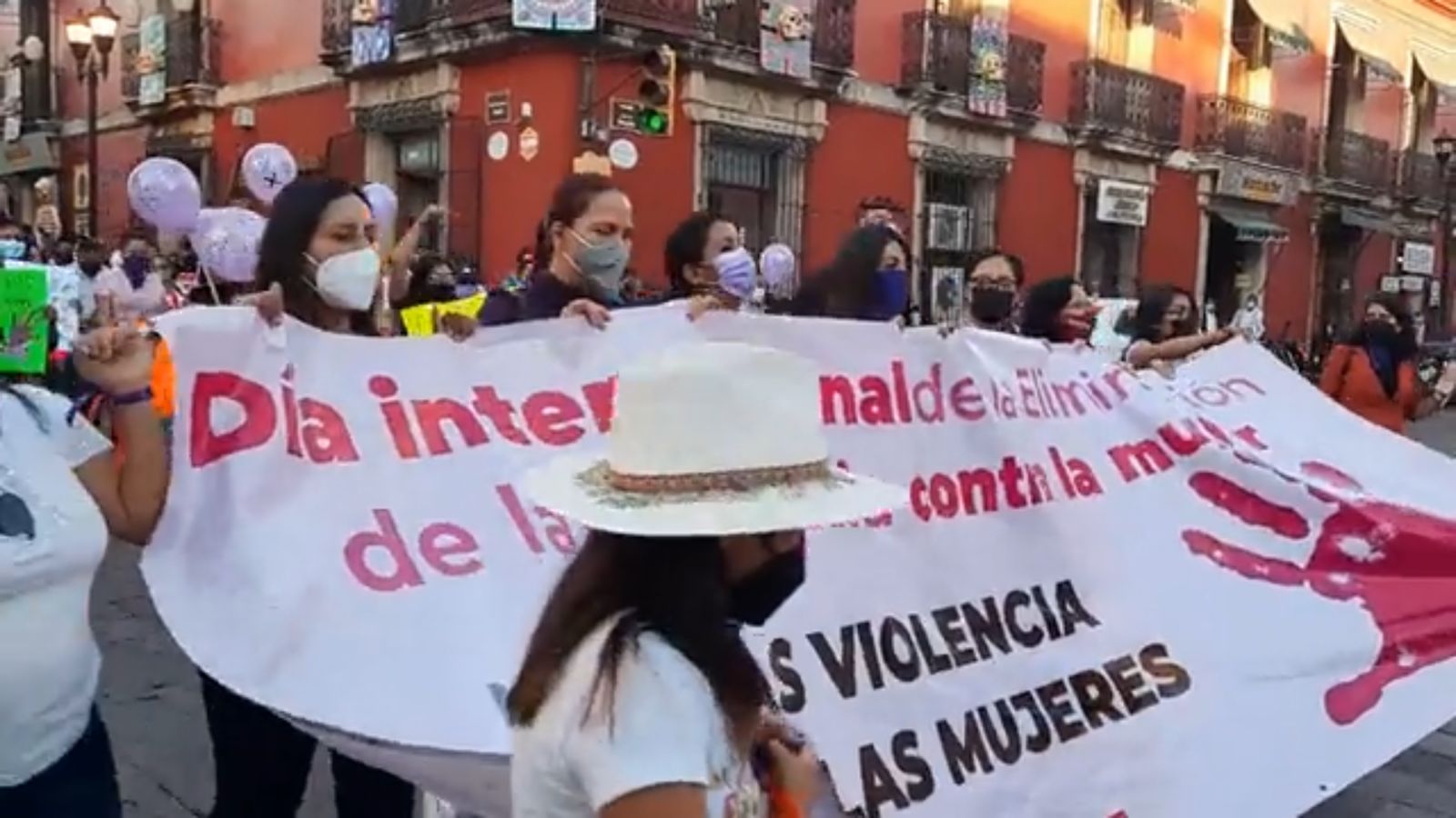 Marchan colectivas feministas en la ciudad de Oaxaca por 25N; convocan a tendedero de deudores alimentarios