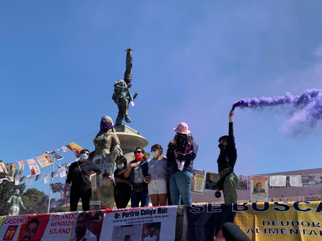 Denuncian en tendedero a morosos alimentarios, abusadores y violentadores de mujeres en Oaxaca