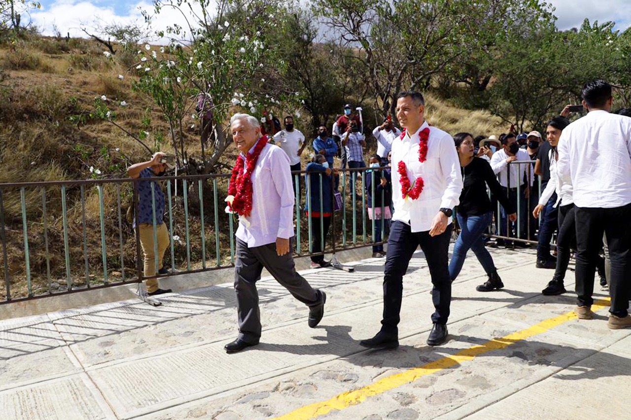 AMLO y Murat inauguran camino rural a San Jerónimo Taviche, en los Valles Centrales de Oaxaca
