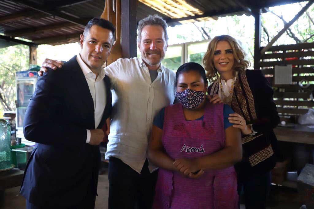 Recibe Murat al actor Bryan Cranston, de visita en San Martín Tilcajete, Oaxaca