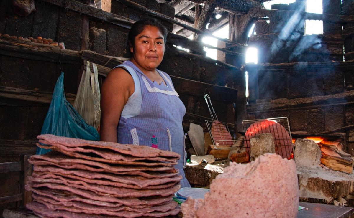 Convierten remesas de EU en mole y totopos, el motor de la economía en Caxtlahuaca, en la Mixteca de Oaxaca