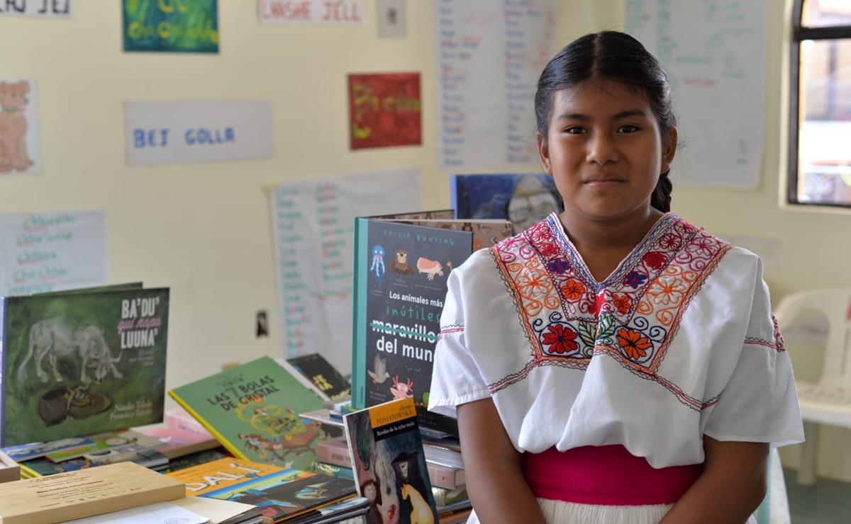 Niños de San Andrés Solaga estrenan biblioteca gracias a la ganadora del Premio CaSa