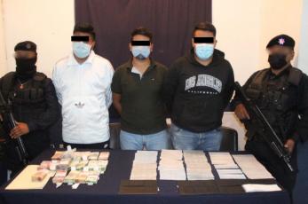 Transitaban por la ciudad de Oaxaca con 7 millones de pesos de procedencia ilegal; son detenidos 