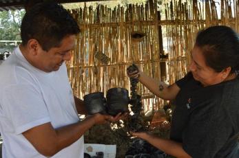 En Oaxaca, por pol&eacute;mica en redes autoridades de Coyotepec proh&iacute;ben venta de barro a artesana