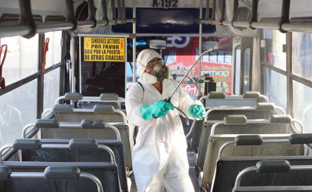 Por riesgo de de coronavirus reducen servicio de transporte público y sanitizan autobuses en la capital oaxaqueña