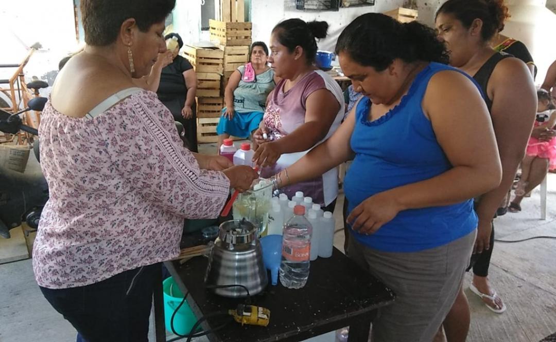 En Unión Hidalgo, más de 100 mujeres zapotecas aprenden a hacer gel antibacterial con herbolaria