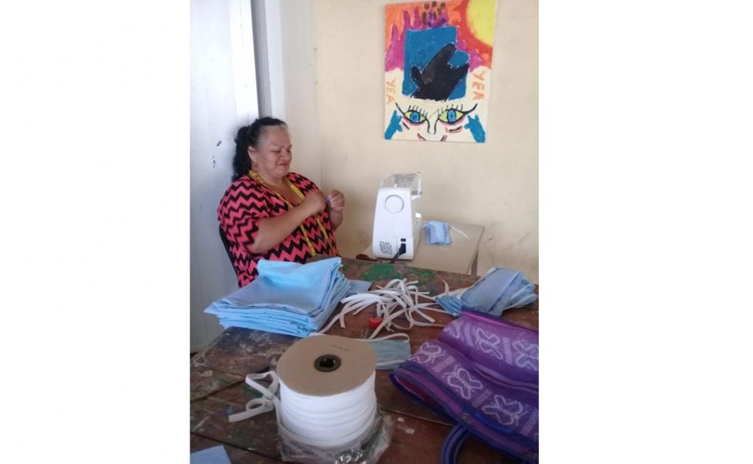 En Unión Hidalgo, mujeres fabrican y regalan cubrebocas para cuidar a su comunidad