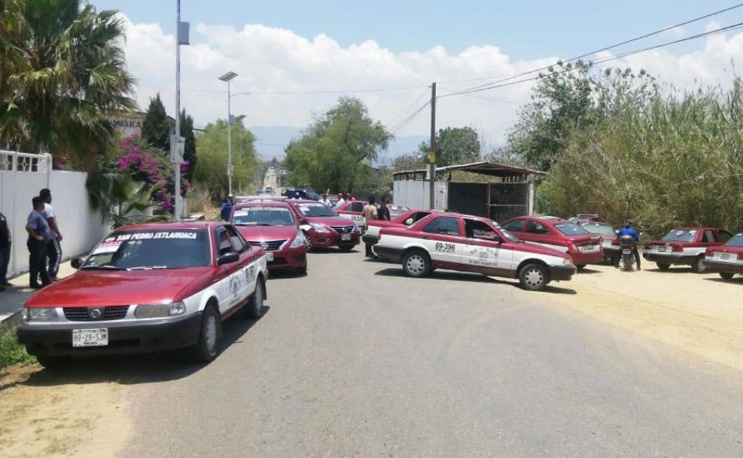 Taxistas foráneos bloquean accesos a San Pedro Ixtlahuaca en protesta por restricciones de Semovi por Covid-19