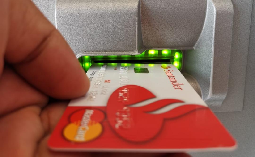 Cajeros Santander retiene tarjetas por falla en actualización; oaxaqueños exigen intervención de Profeco