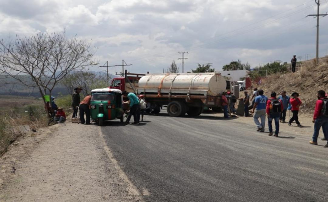 Bloquean en Sola de Vega carretera a Puerto Escondido; exigen retorno de 99 familias desplazadas por violencia