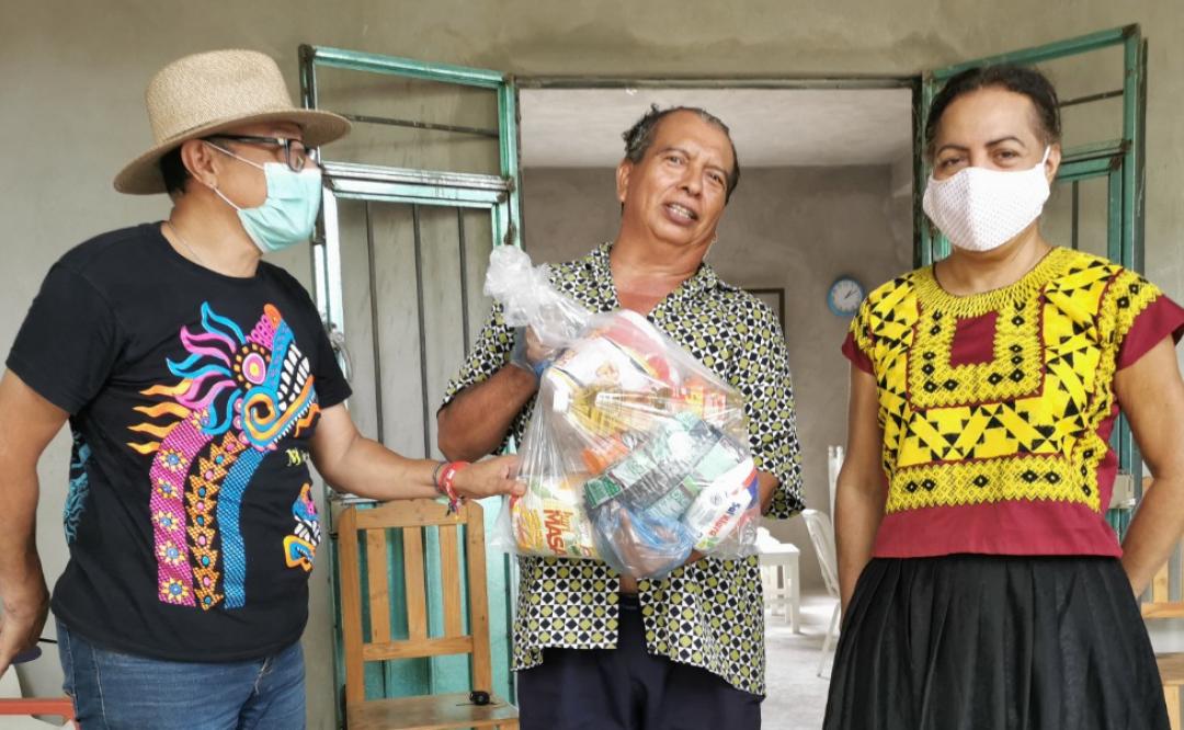 Muxes, comunidad de ayuda en tiempos de pandemia; reparten alimentos y medicinas a vulnerables