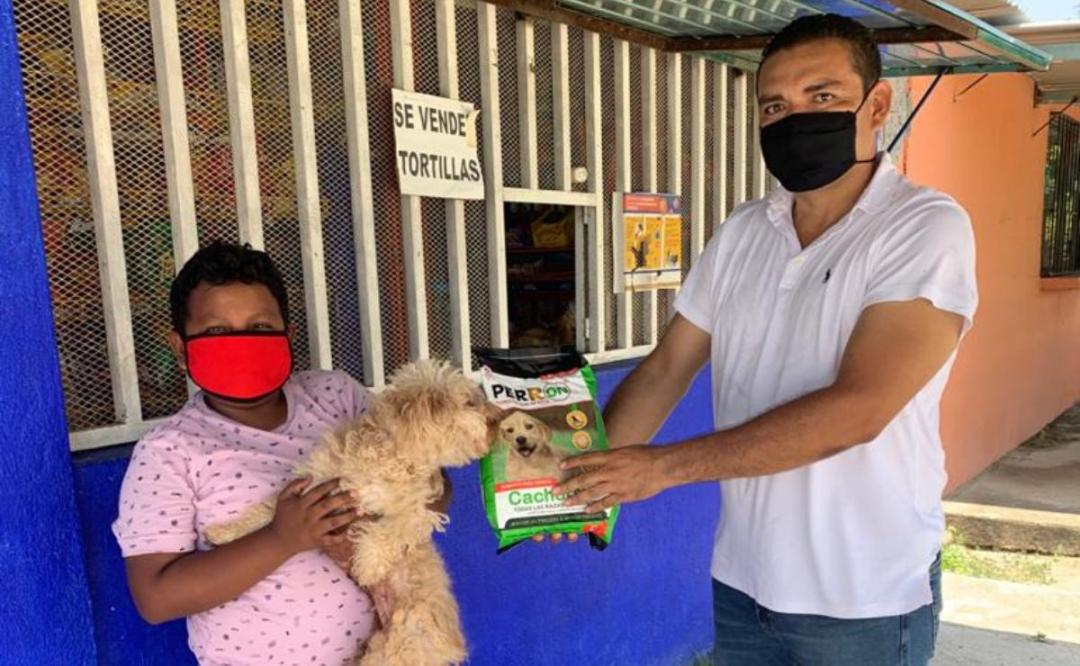 Conoce al veterinario que regala alimento para los perros de 50 niños, para ayudar en la crisis