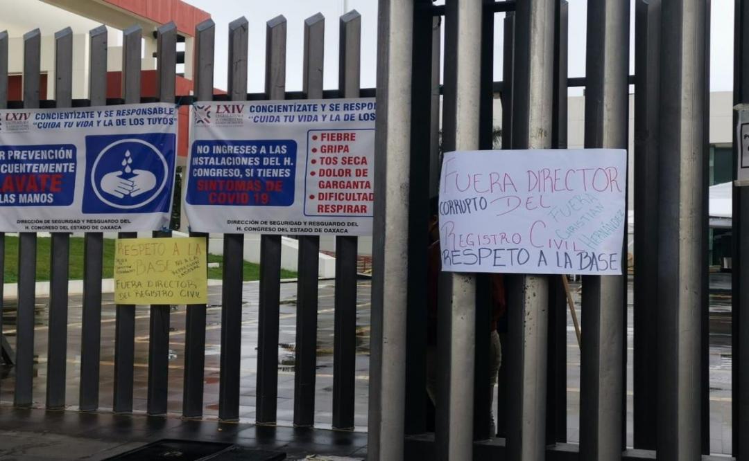 Trabajadores del Registro Civil protestan ahora en el Congreso contra centro gastronómico