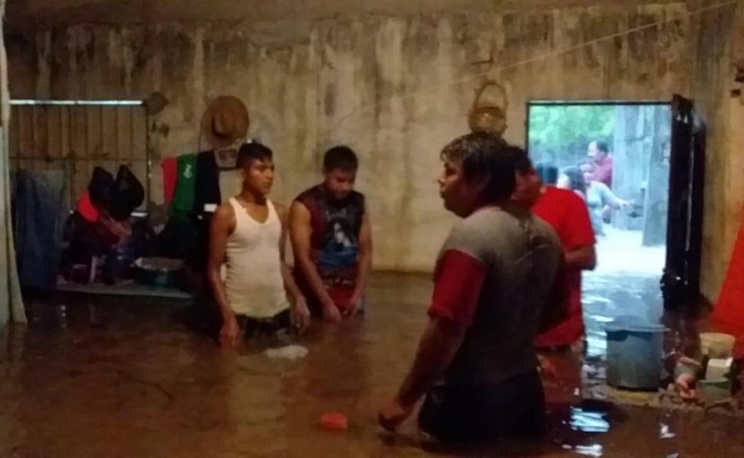 Fuertes lluvias dejan inundaciones en 6 colonias de Tututepec; hay un 40% de riesgo de ciclón