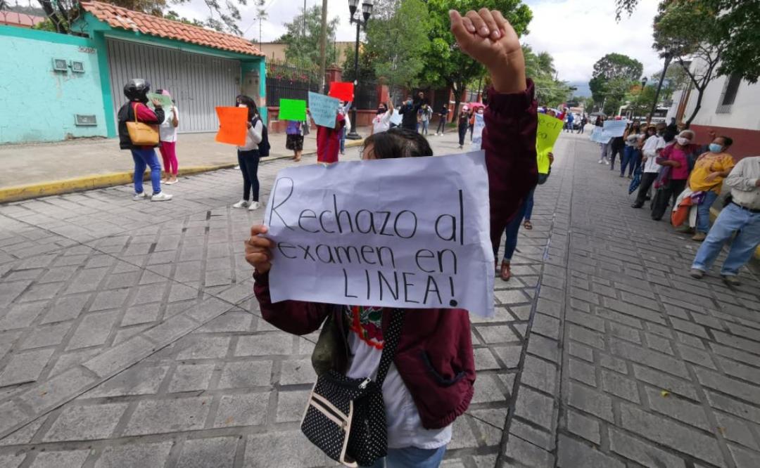 Marchan normalistas para exigir examen presencial de nuevo ingreso; piden equidad ante Covid-19