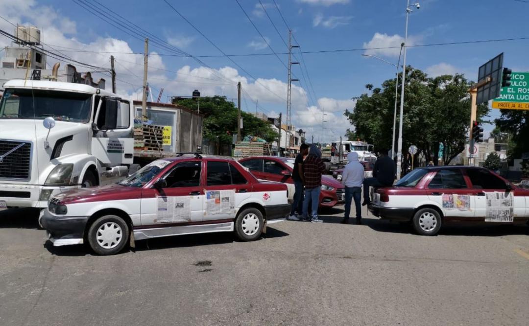 Unidades de transporte y taxis, con logos y placas cubiertos para no ser identificados, cortaron la circulación vial en la avenida Lázaro Cárdenas