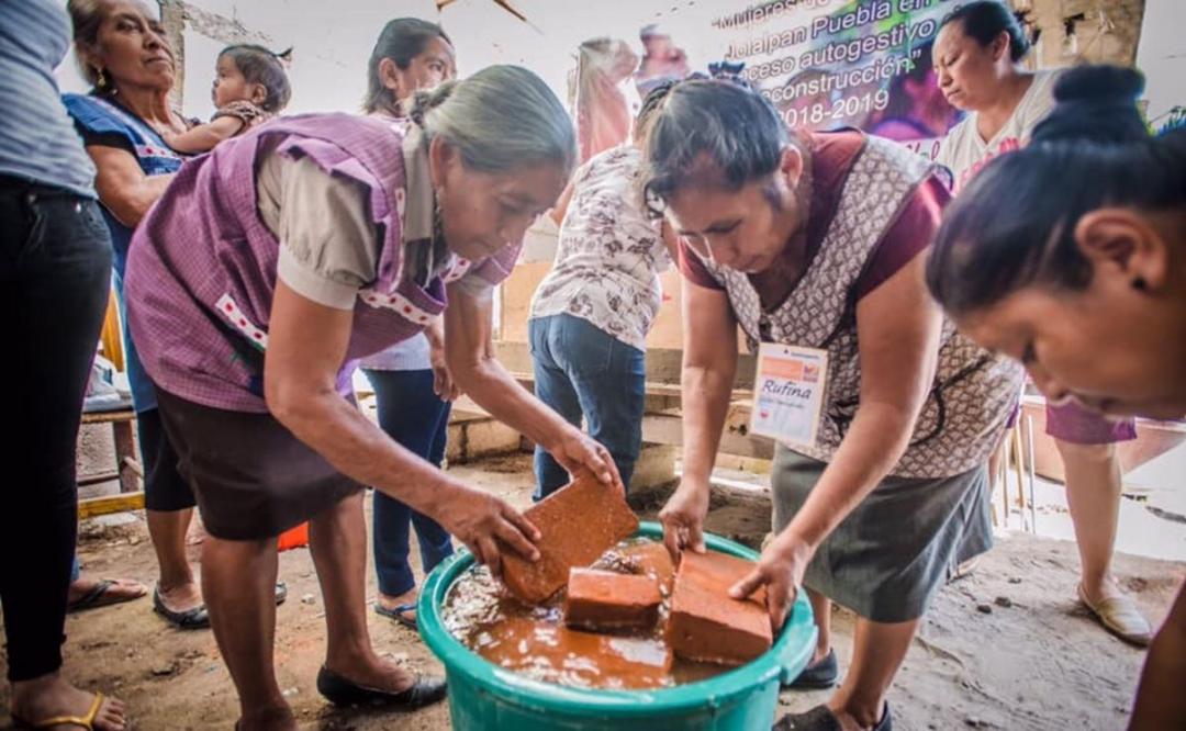 Tras el 7S, manos empoderadas de mujeres zapotecas reconstruyen viviendas y tejido social