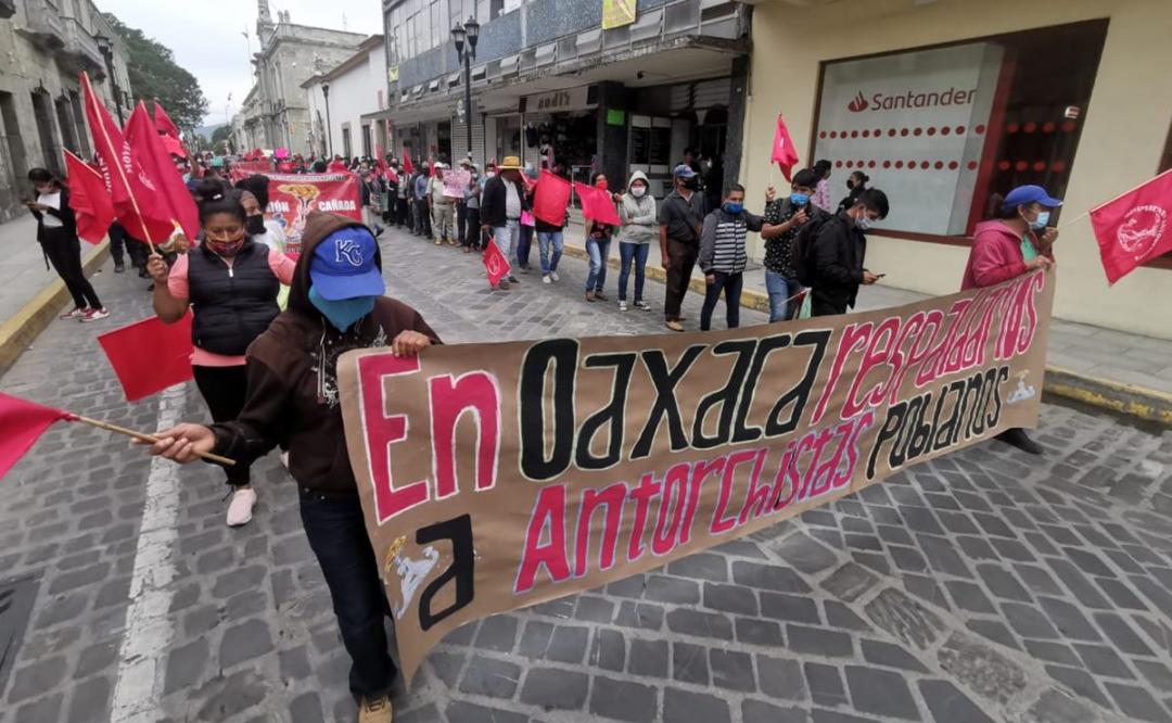 Con cadena humana en Oaxaca, protesta Antorcha Campesina por "persecución política" de Barbosa