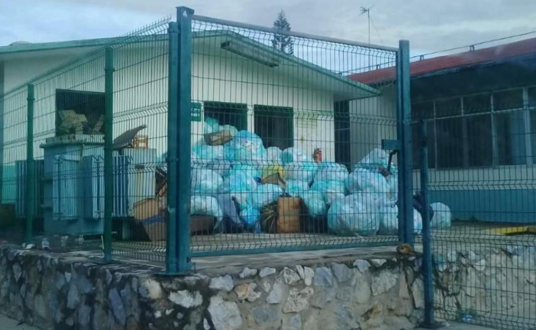 Por protesta de empleados de limpia, residuos médicos se acumulan en hospital de Matías Romero