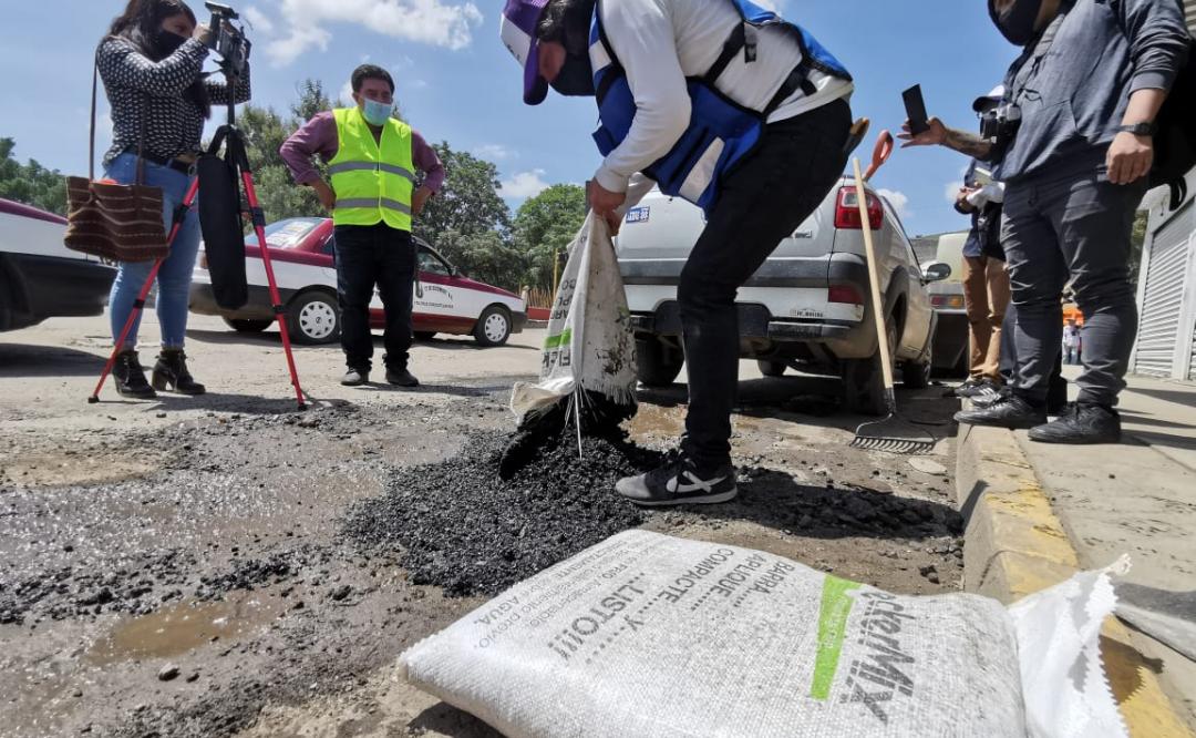 Constructores arrancan bacheo voluntario en la capital; Ayuntamiento prohíbe obras y los multa