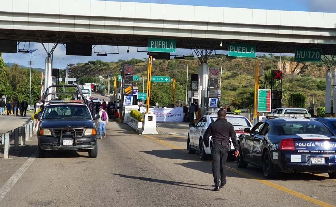 Autoridades de la Mixteca toman caseta de cobro para exigir recursos para patrullas