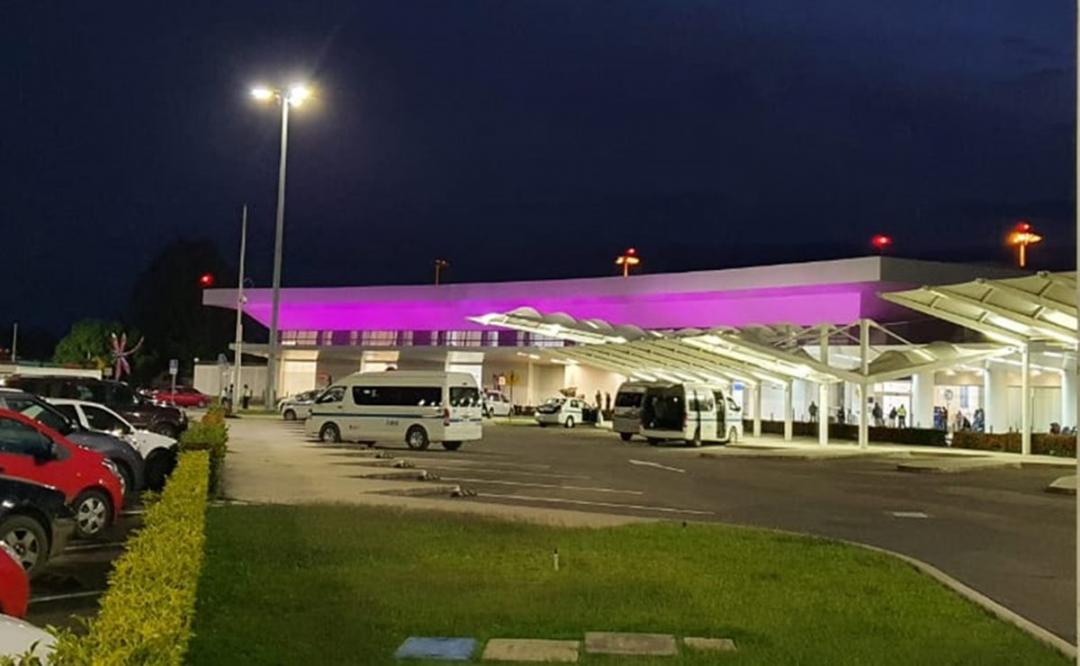 Iluminan fachada del Aeropuerto de Oaxaca por Día mundial contra el cáncer de mama