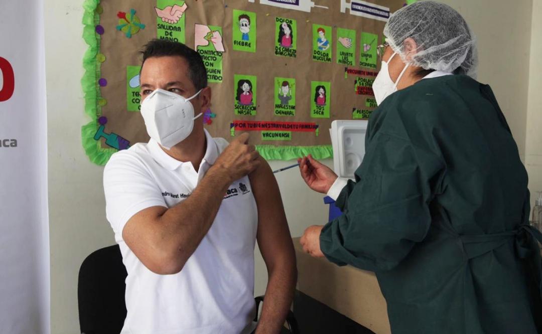 Se inyecta Murat contra la influenza y da banderazo para campaña de vacunación en Oaxaca