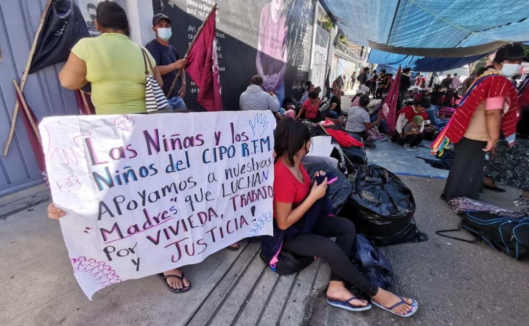 Consejo Indígena bloquea oficinas del INPI en Oaxaca, en apoyo a pueblo Otomí en la CDMX
