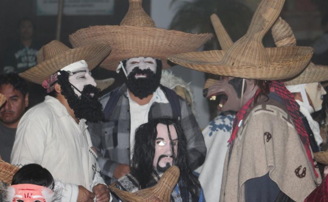 Pese a Covid, algunos huehuentones en la Cañada deciden salir a celebrar por Día de Muertos