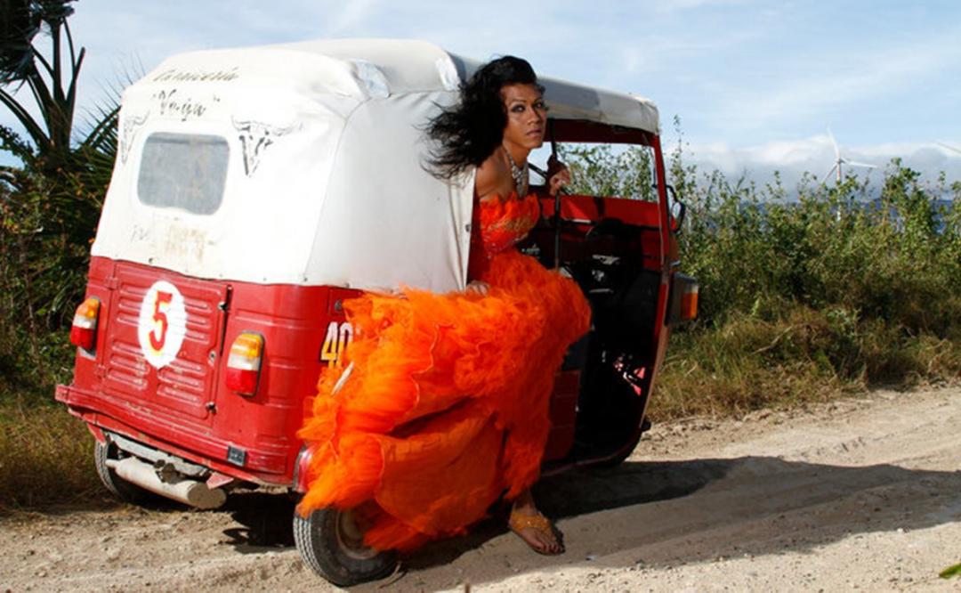 Fotógrafo de Oaxaca gana certamen en Rusia con proyecto que visibiliza a la comunidad muxe’
