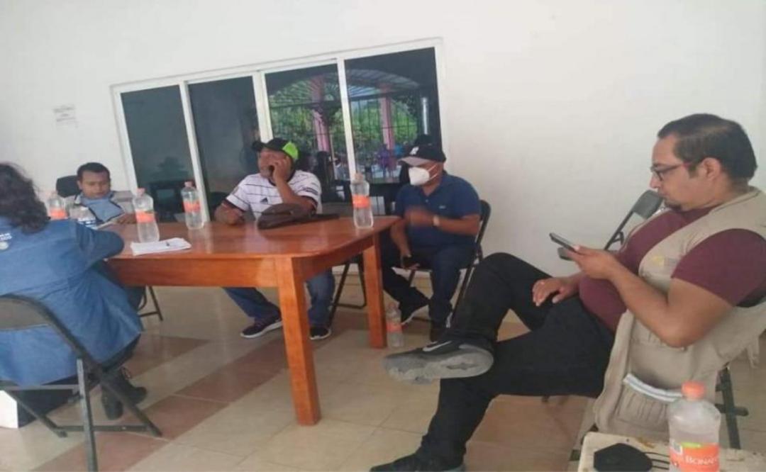 Retienen a funcionarios federales en Huamelula; acusan que les condicionan apoyos por sismos