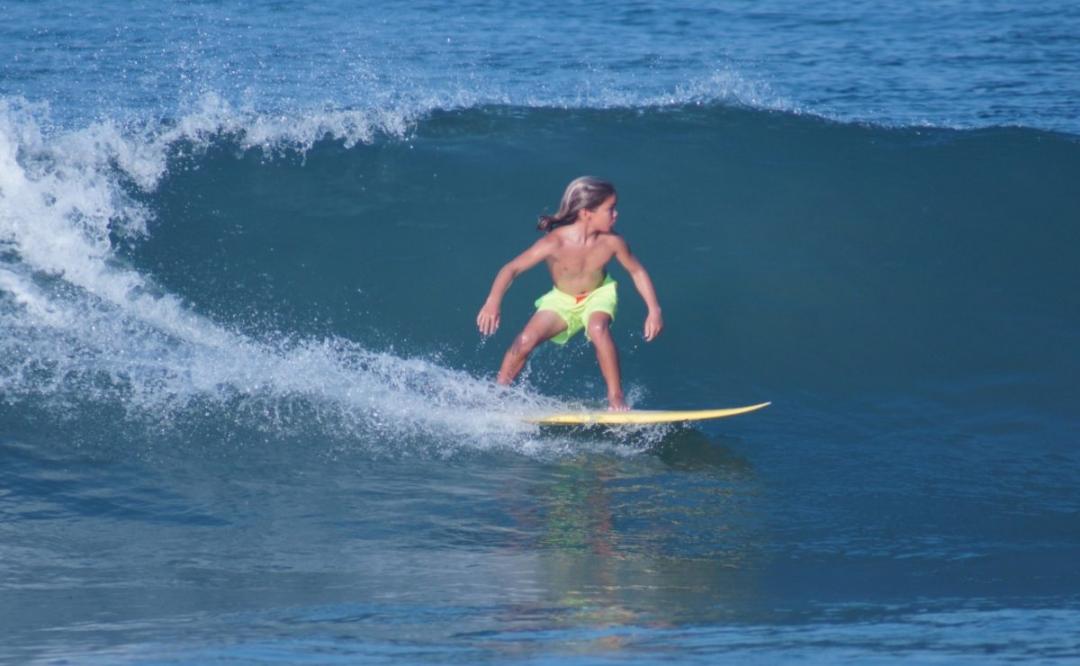 Kalama: El niño surfista de 8 años que ‘caza’ olas en Puerto Escondido