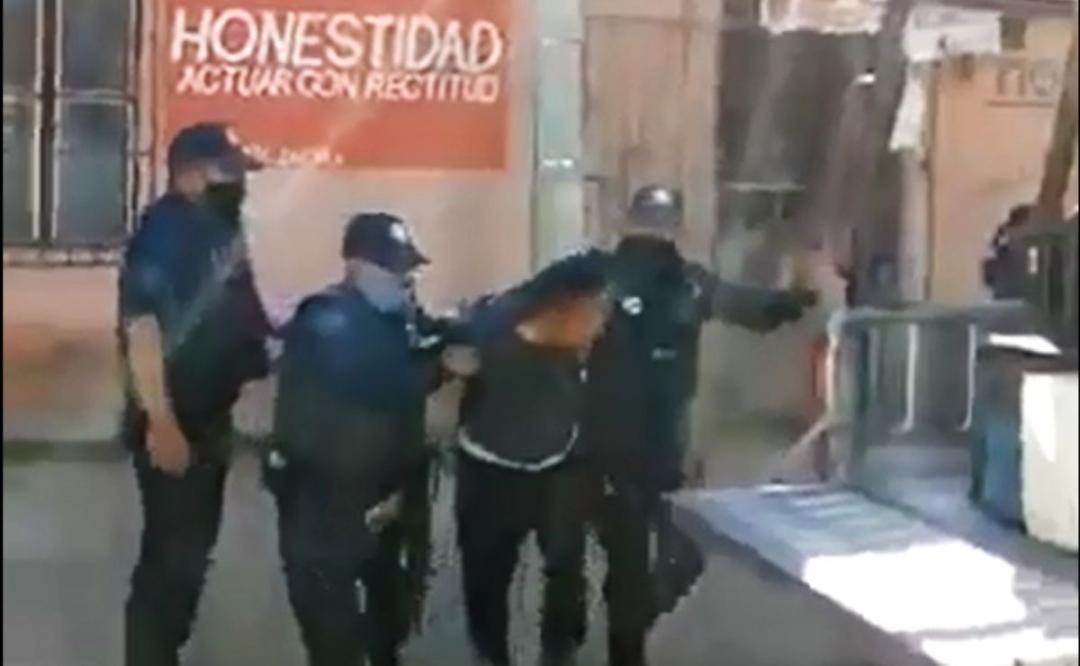 Detienen y esposan policías de Zaachila a dos jóvenes por no usar cubrebocas
