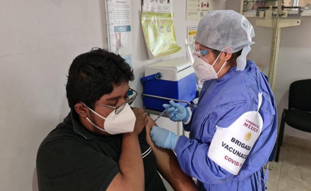 Avanza aplicación de 3 mil 900 dosis de vacuna Covid-19 a trabajadores en 15 hospitales de Oaxaca
