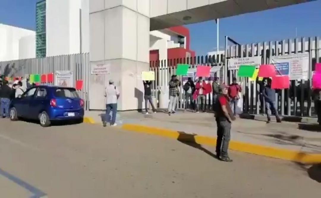 Protestan trabajadores de Salud en el Congreso de Oaxaca; exigen recontratar a más de 500 personas