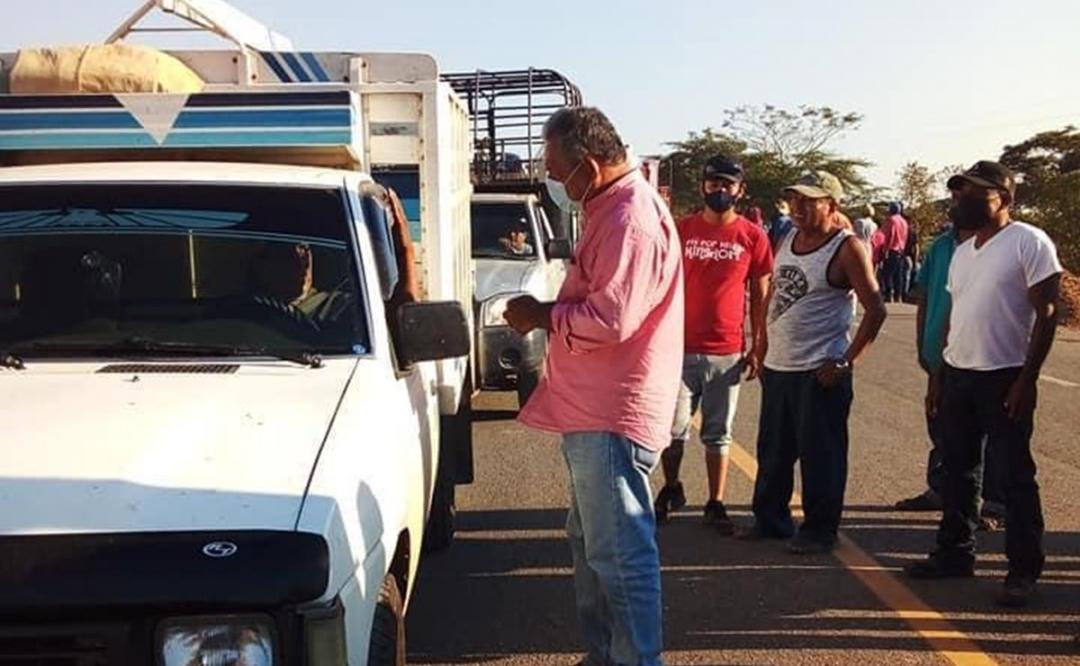 Obligan a funcionario de Oaxaca a pedir cooperación a automovilistas en bloqueo de San Juan Mazatlán Mixe