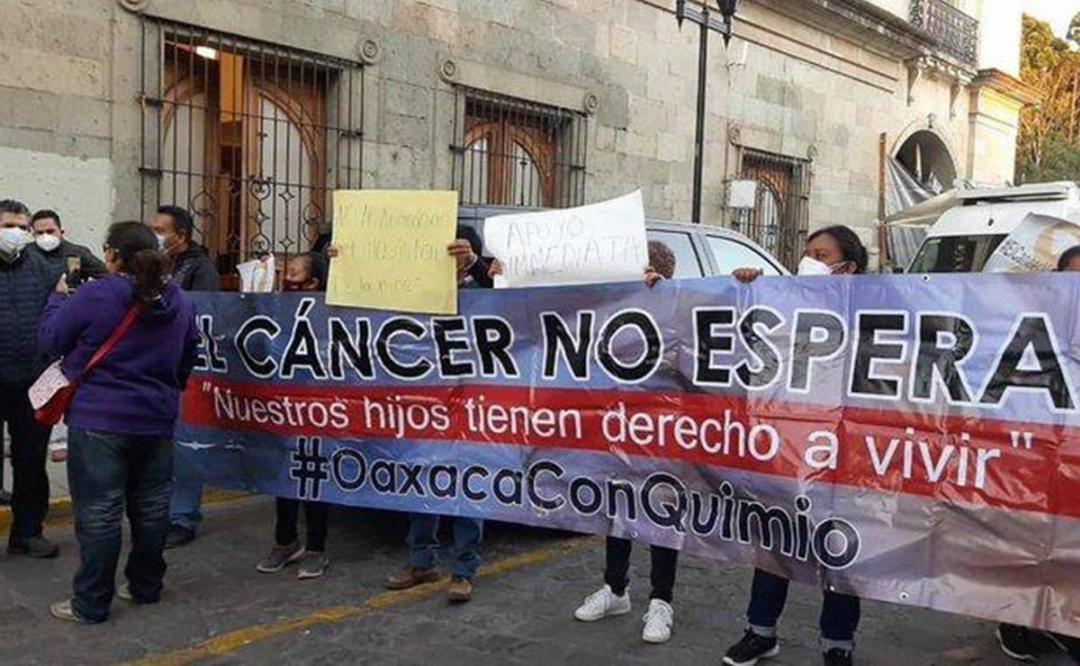 Por falta de medicinas contra el cáncer han muerto 8 niños en Oaxaca, acusan padres en visita de AMLO