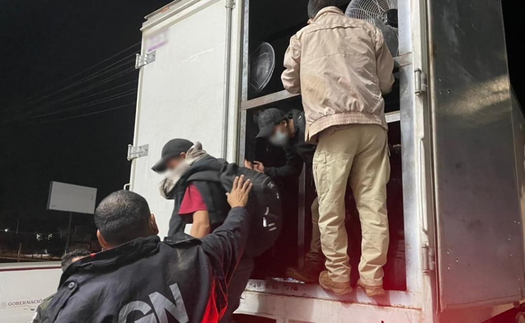 Asegura Guardia Nacional a 235 migrantes en Oaxaca y Veracruz, que viajaban en camiones de carga