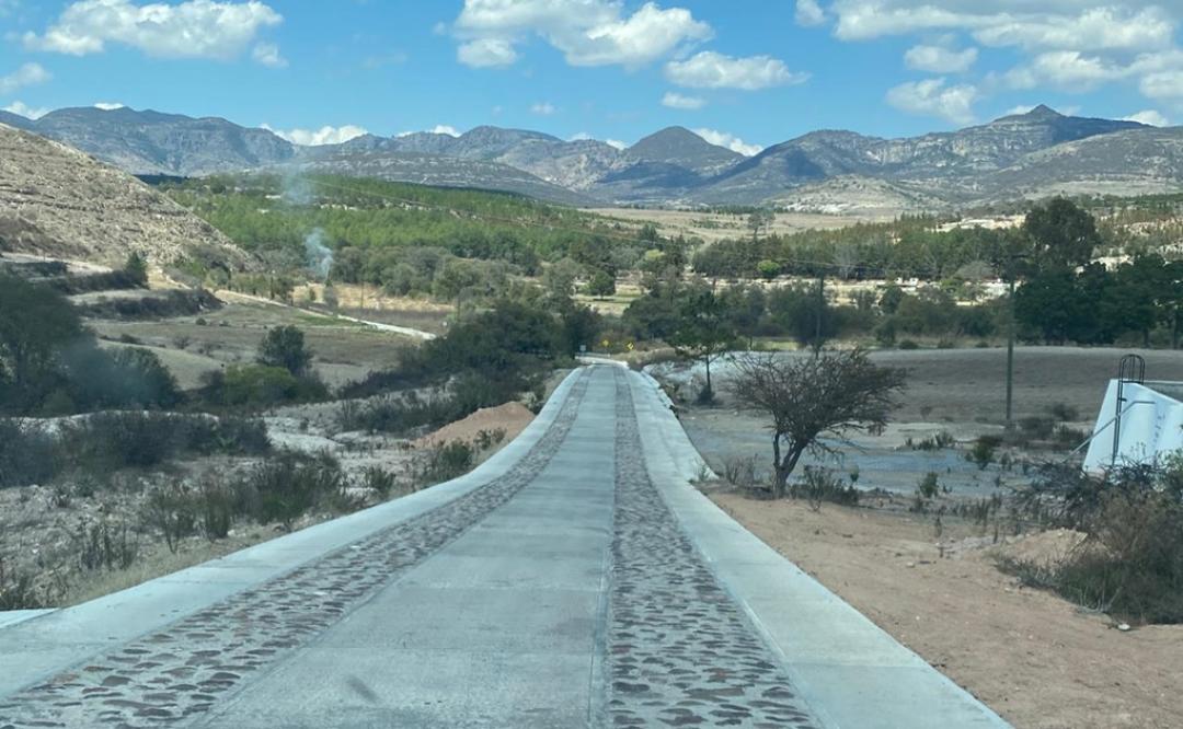 Programa de caminos de AMLO en Oaxaca enfrenta a Sosola: tras acusaciones, edil rechaza desvío del trazo