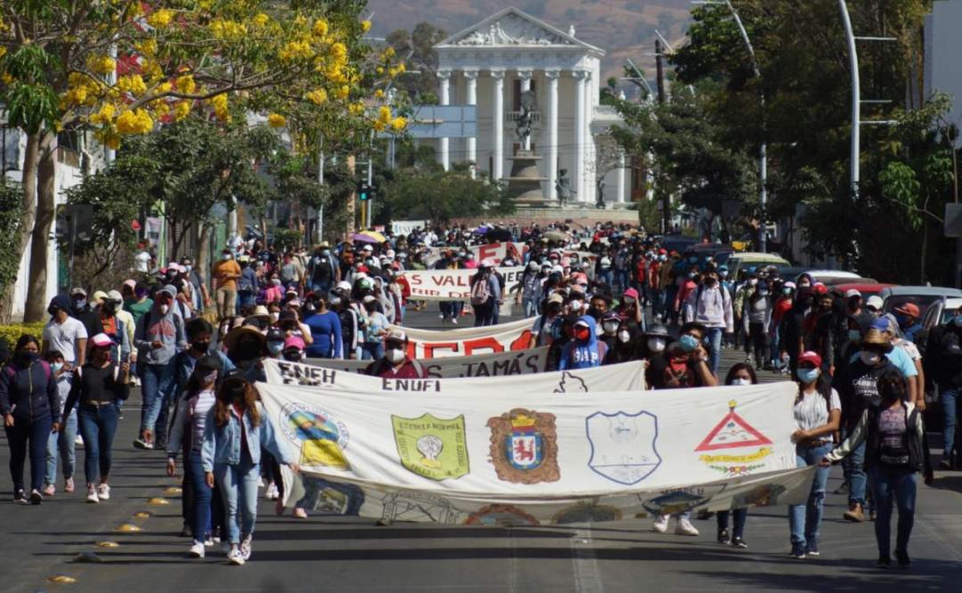 Con entrega de pliego petitorio culmina protesta de normalistas de Oaxaca; exigen contratar a egresados 2021